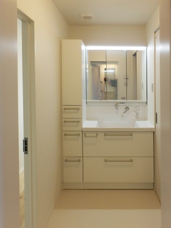 吹き抜け天井に木の梁で作ったオリジナル照明